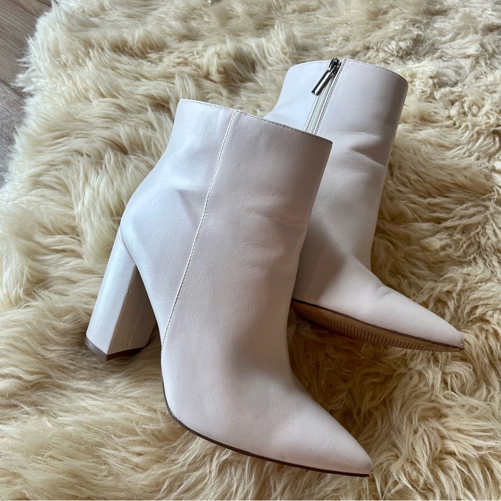 JustFab White Rosamund Block Heeled Bootie size 9